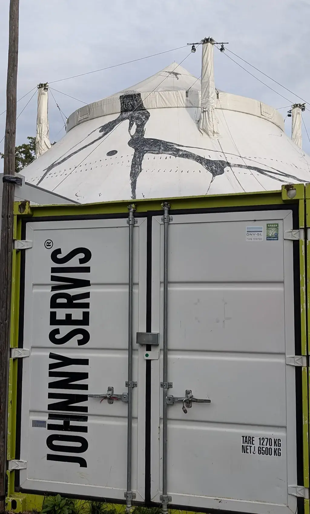 JOHNNY SERVIS Takes Centre Stage! How Portable Toilets Became the Stage That Means the World đźŽ