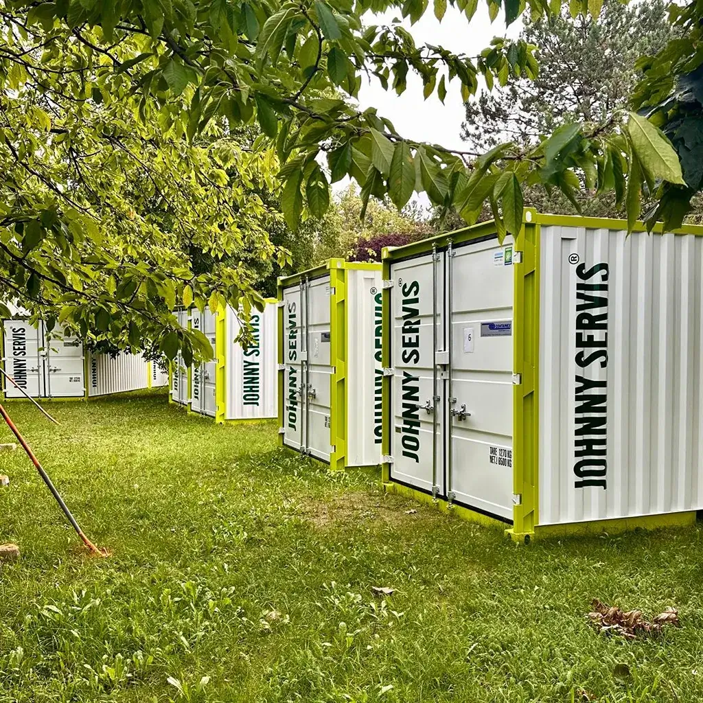 JOHNNY SERVIS ✅ mobilní WC, kontejnery a oplocení