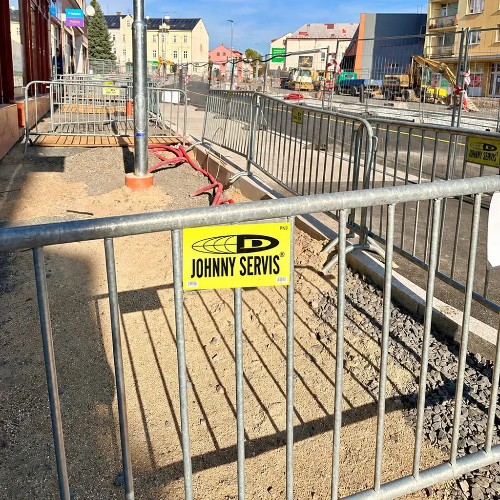 Bezpečnost na staveništi: Jak na správné oplocení, skladování a omezení vstupu